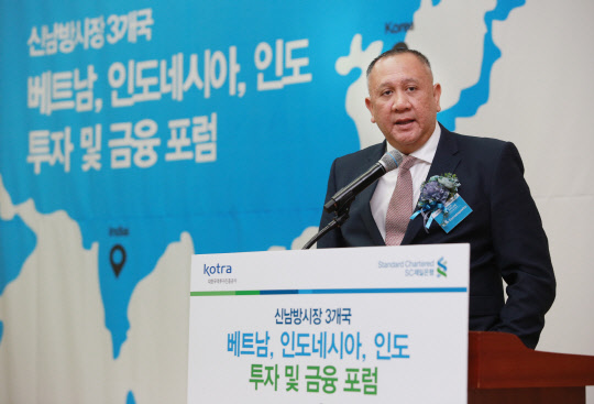 지난 18일 부산 벡스코에서 열린 '베트남, 인도네시아, 인도 투자 및 금융 포럼'에서 리노 도노세푸트로 인도네시아 스탠다드차타드은행장이 인도네시아의 경제 전망과 금융 서비스에 대해 발표하고 있다. SC제일은행 제공